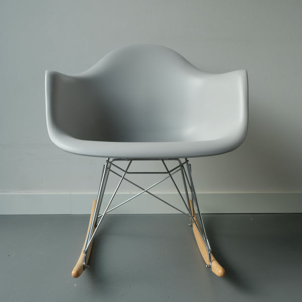 Eames schommel stoel (look-a-like) - RELIVING