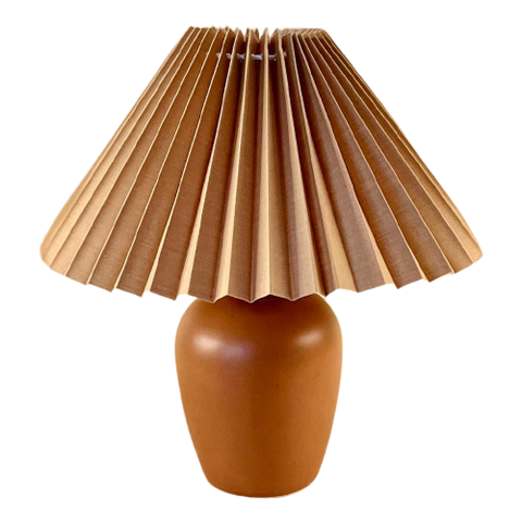 Bruine Keramieken Lamp Met Beige Plisse Kap