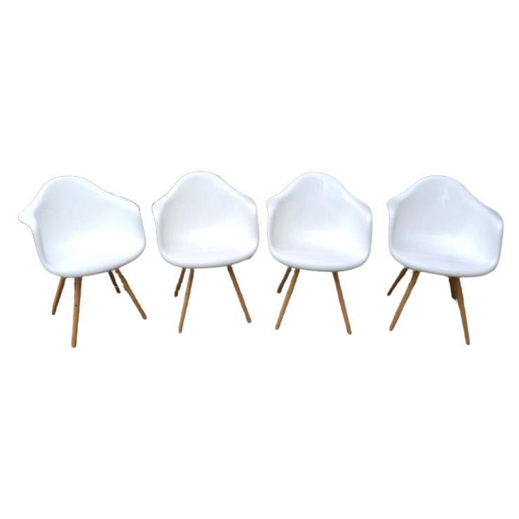 Mooie Set Van 4 Witte Kuipstoelen Naar Ontwerp Van Eames