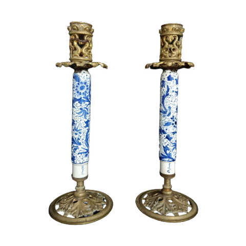 Paar Antieke Kandelaars In Verguld Metaal En Blauwe & Witte Faience